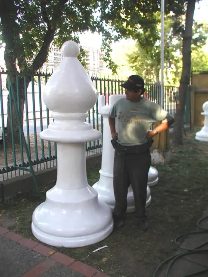 Piezas de ajedrez gigantes instalación
