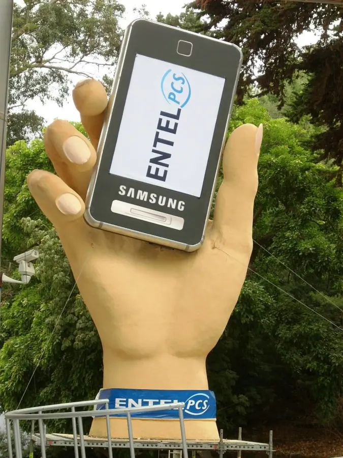 Figura de mano gigante Entel × Samsung