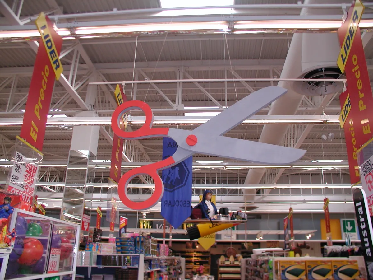 Tijeras gigantes para punto de venta Lider fabricadas por SignCorp