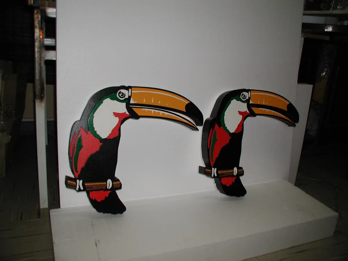 Figuras decorativas tucanes para punto de venta por SignCorp