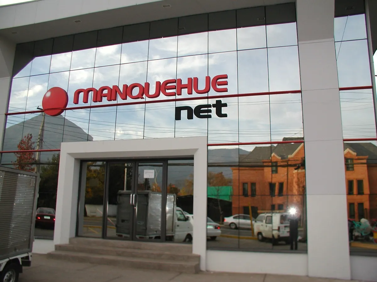 Rótulo corpóreo fachada Manquehue Net fabricado por SignCorp