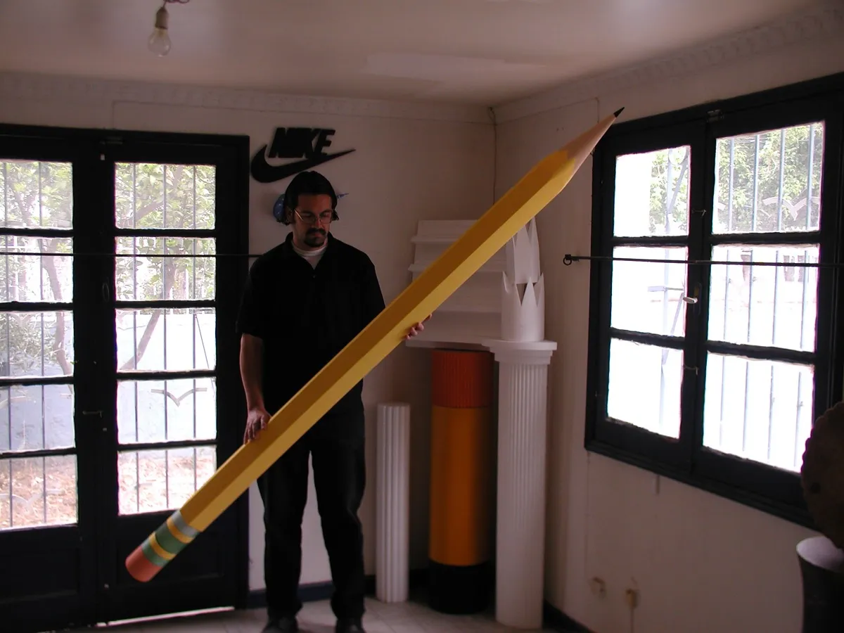 Figura ficticia lápiz gigante a escala humana por SignCorp