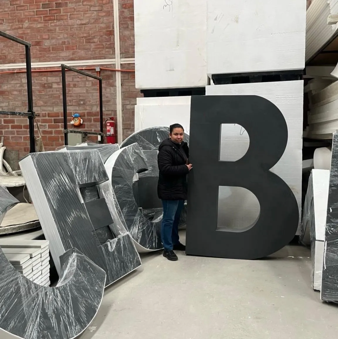 Letras corpóreas publicitarias en proceso de fabricación en taller SignCorp Santiago