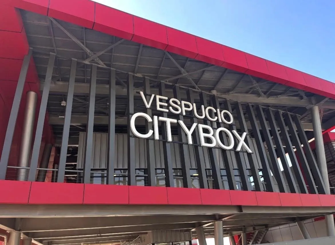 Corpóreos iluminados fachada Vespucio CityBox por SignCorp